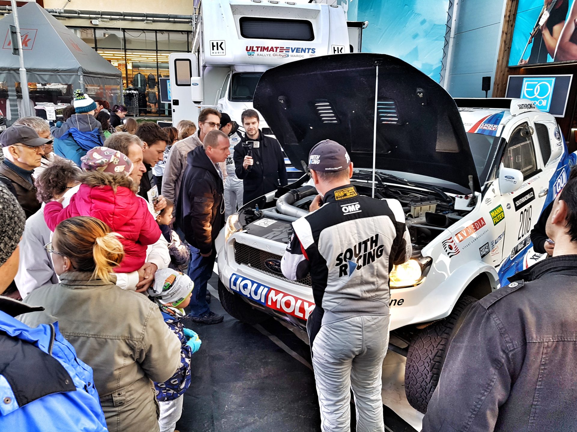 A spectacular departure of Dakar´s equipment