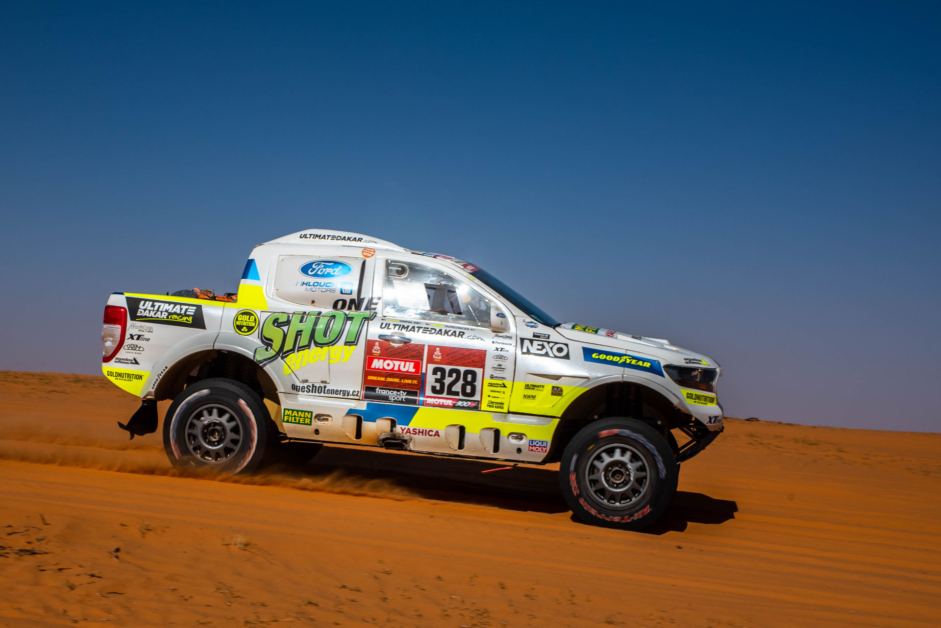 “Rest day” turns into heroic fight for Ultimate Dakar
