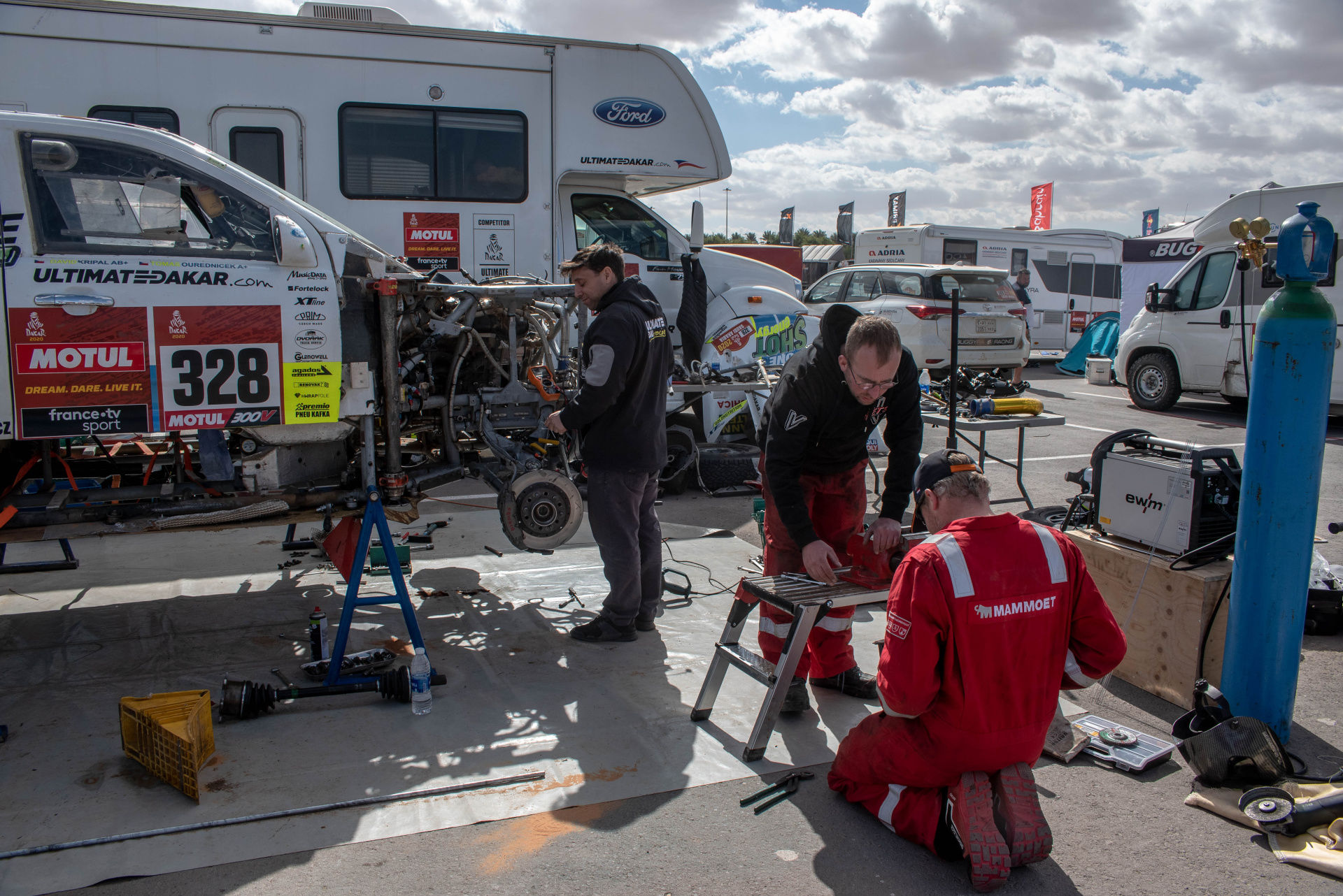 “Rest day” turns into heroic fight for Ultimate Dakar