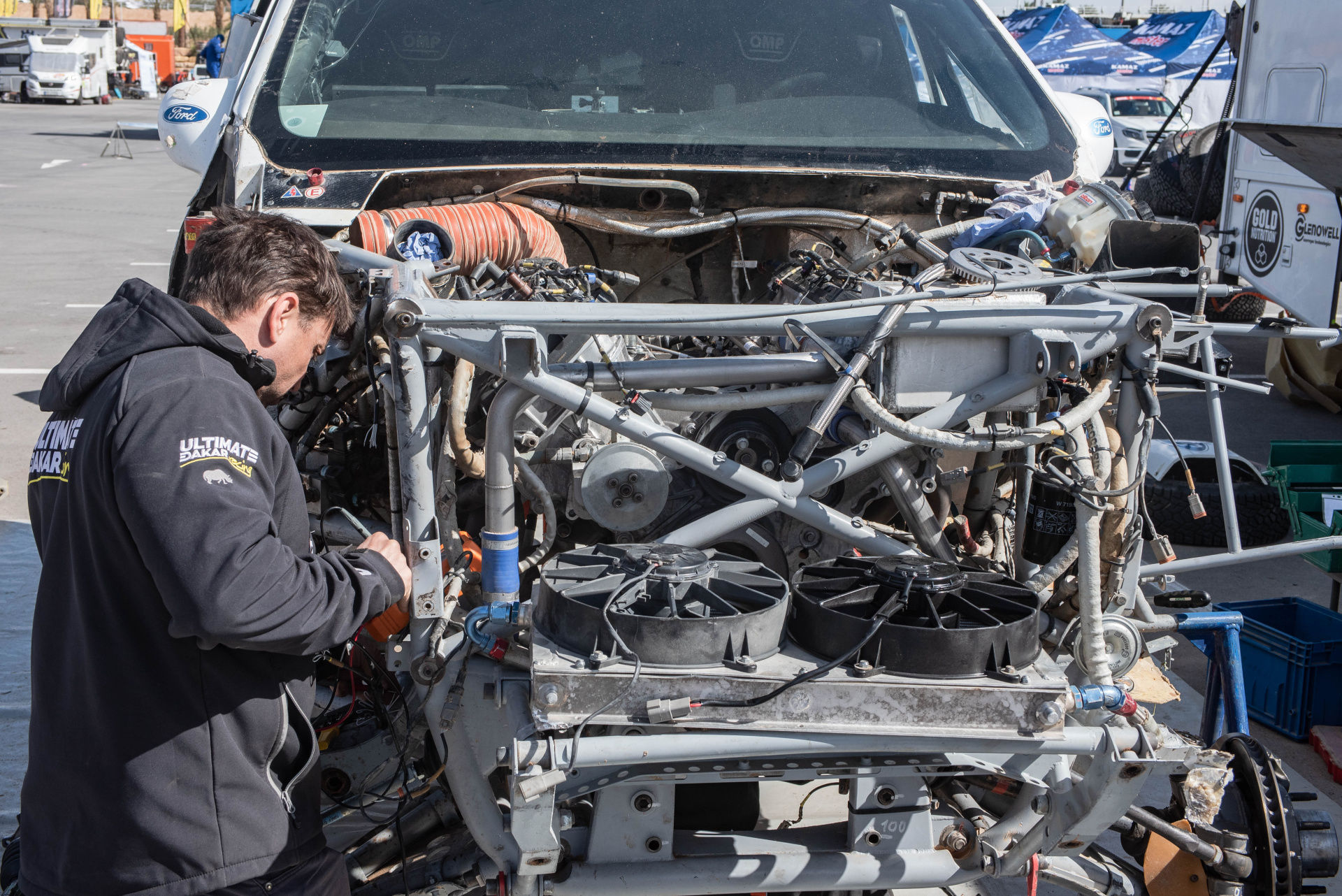 “Rest day” turns into heroic fight for Ultimate Dakar