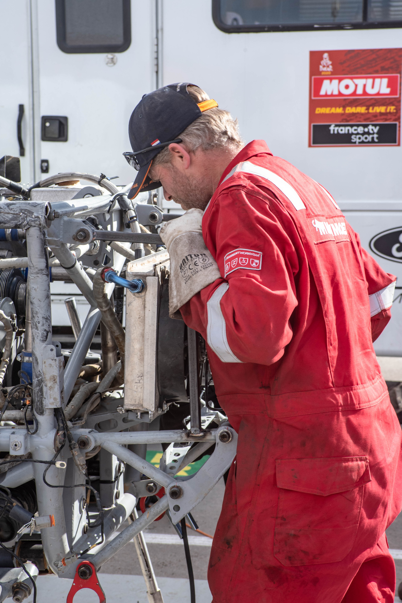 “Rest day” turns into heroic fight for Ultimate Dakar