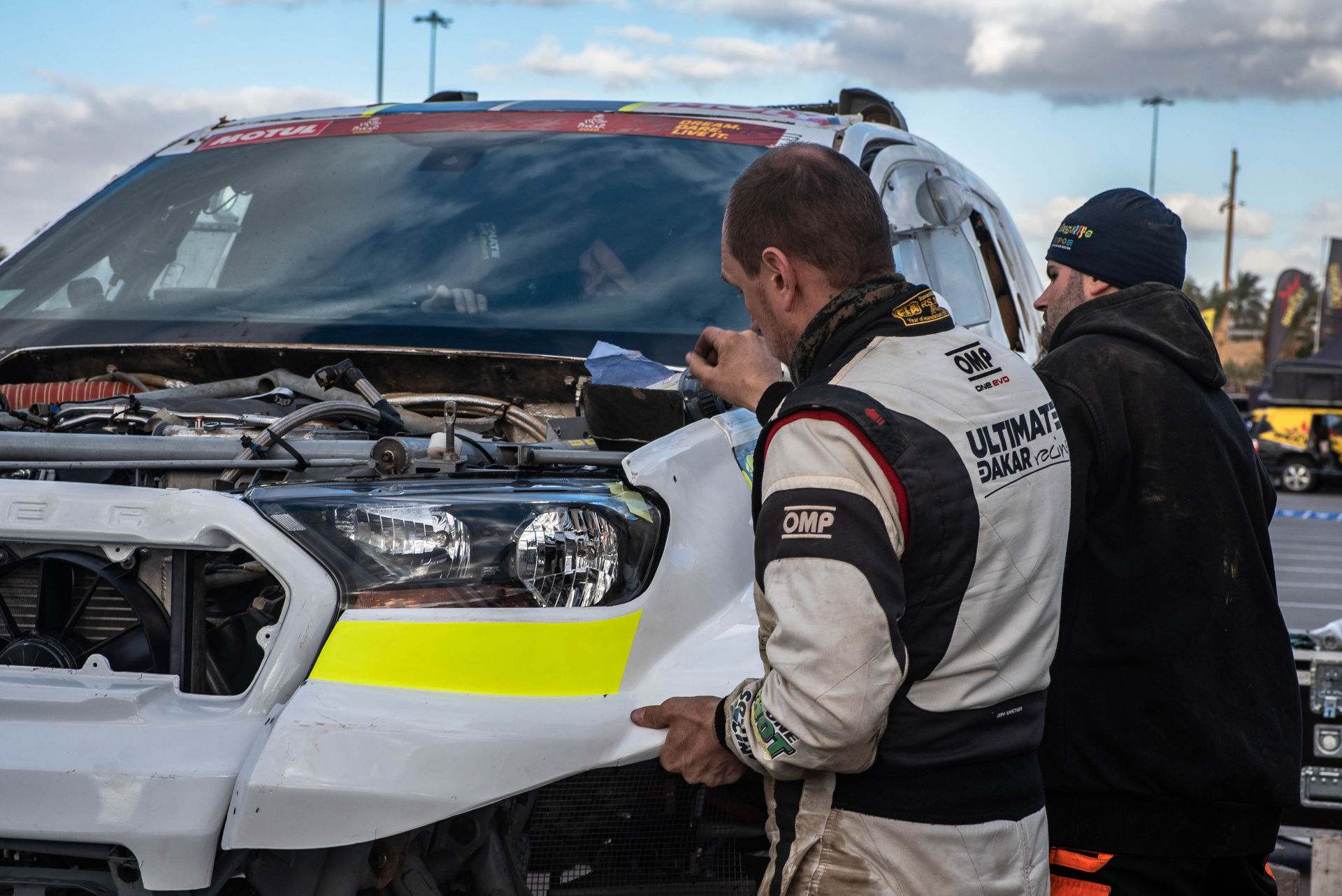 “Rest day” turns into heroic fight for Ultimate Dakar