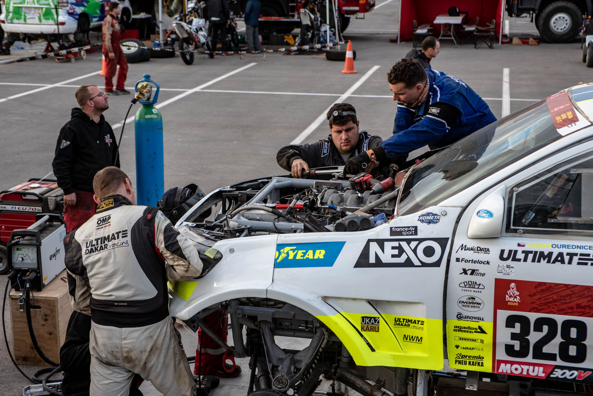 “Rest day” turns into heroic fight for Ultimate Dakar