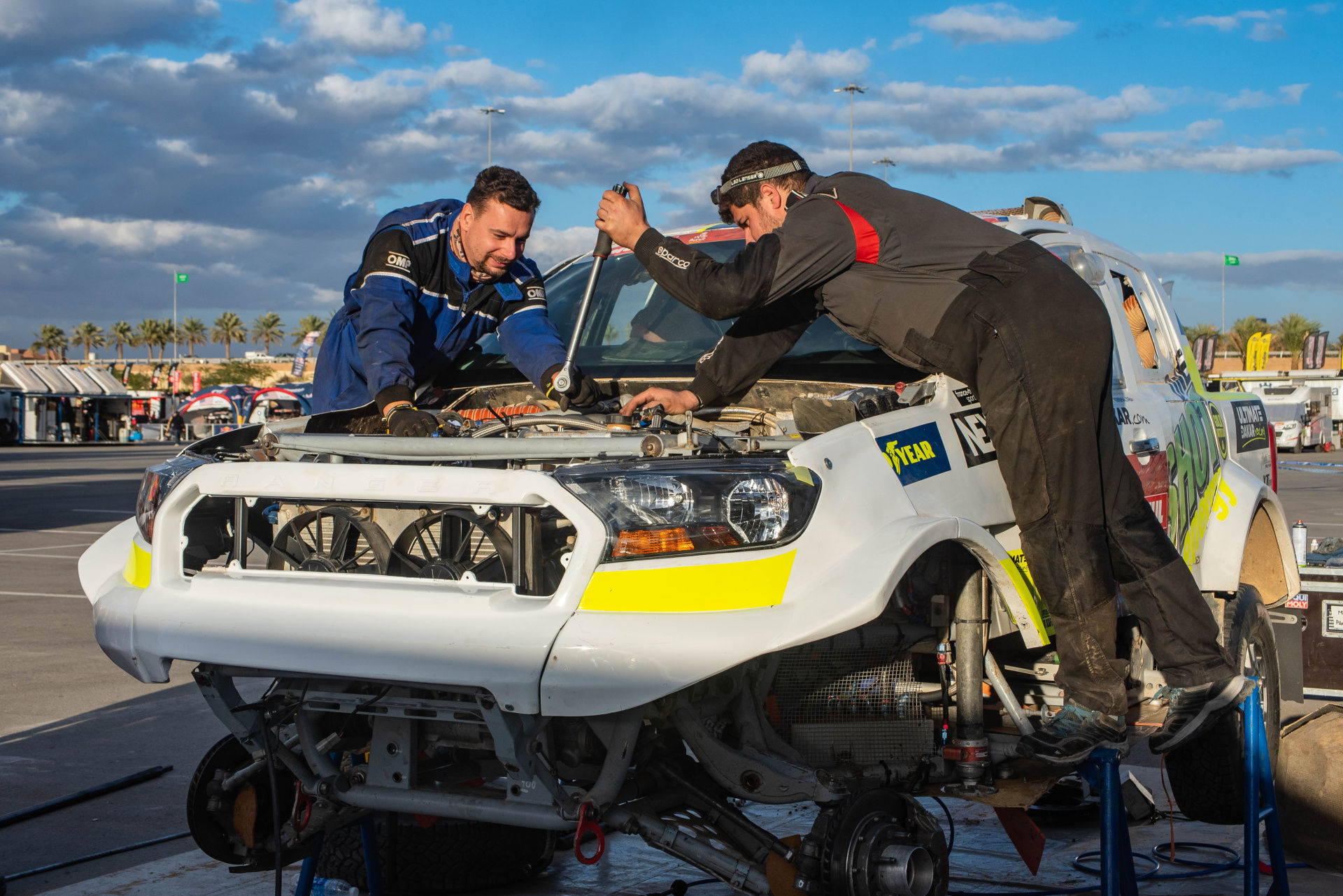“Rest day” turns into heroic fight for Ultimate Dakar