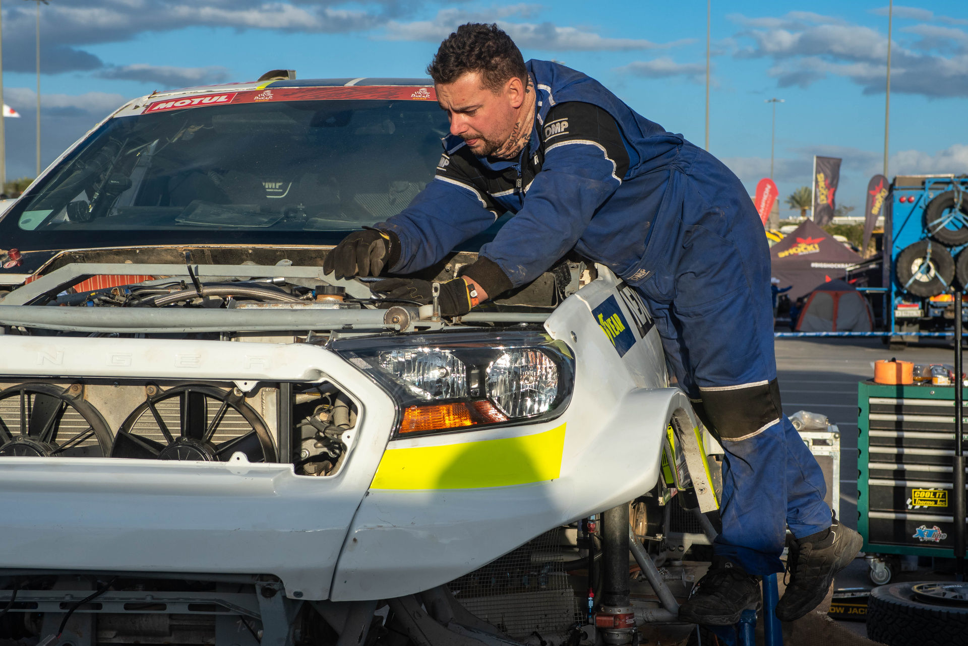 “Rest day” turns into heroic fight for Ultimate Dakar