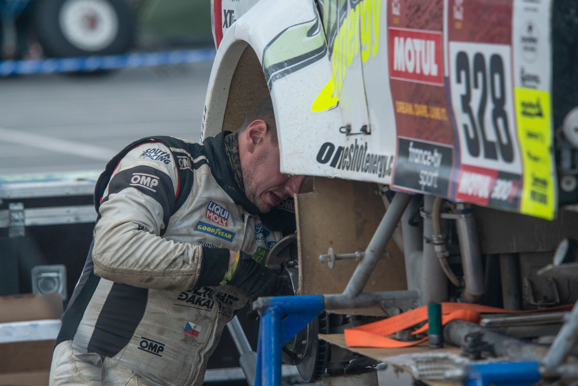 “Rest day” turns into heroic fight for Ultimate Dakar