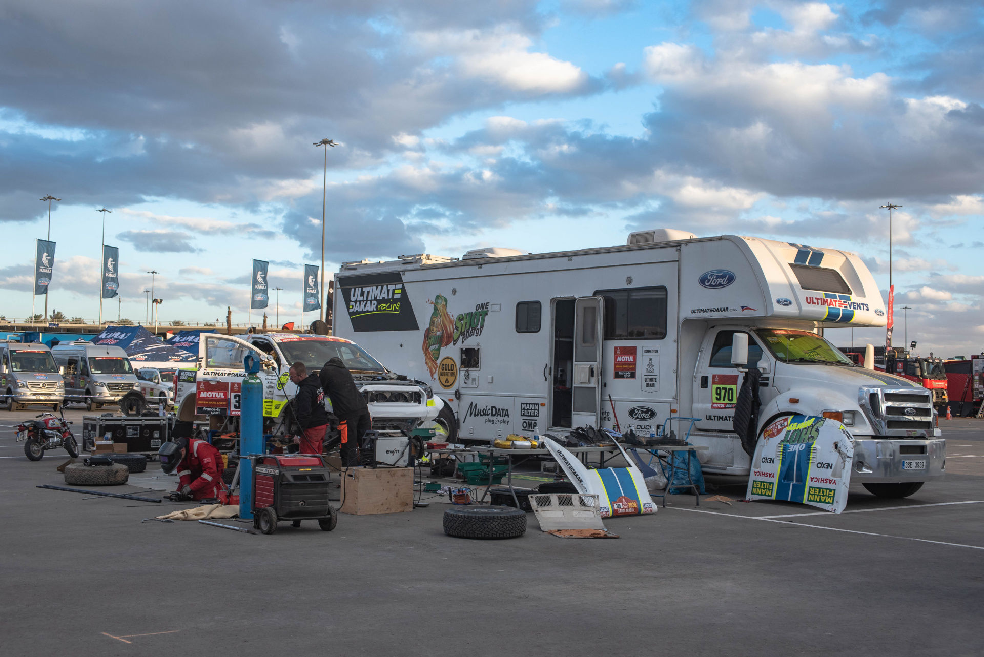 “Rest day” turns into heroic fight for Ultimate Dakar