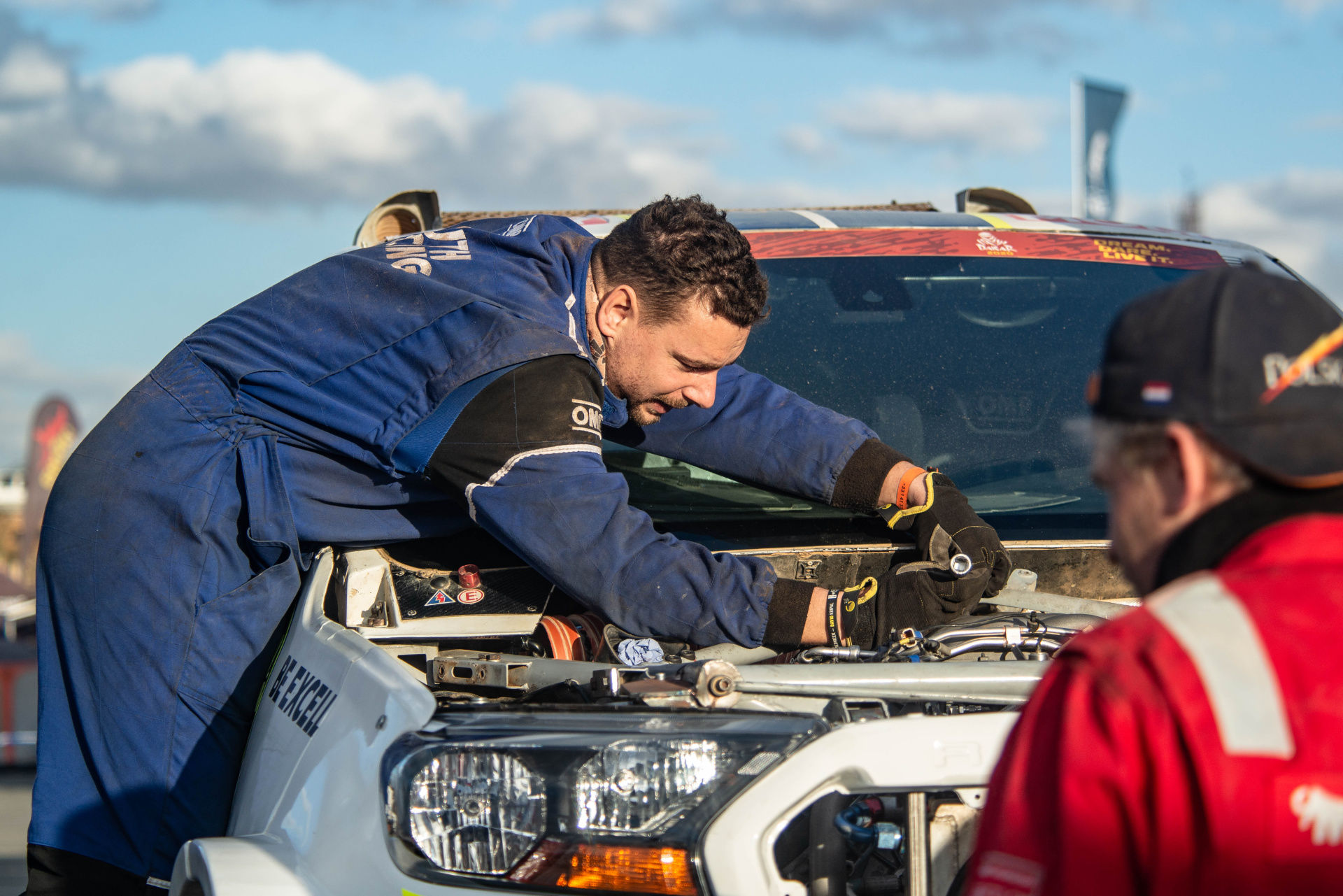 “Rest day” turns into heroic fight for Ultimate Dakar