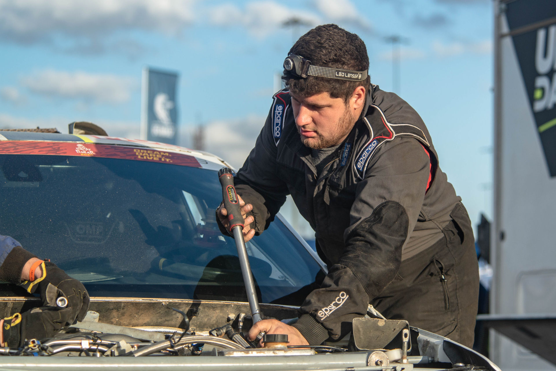 “Rest day” turns into heroic fight for Ultimate Dakar