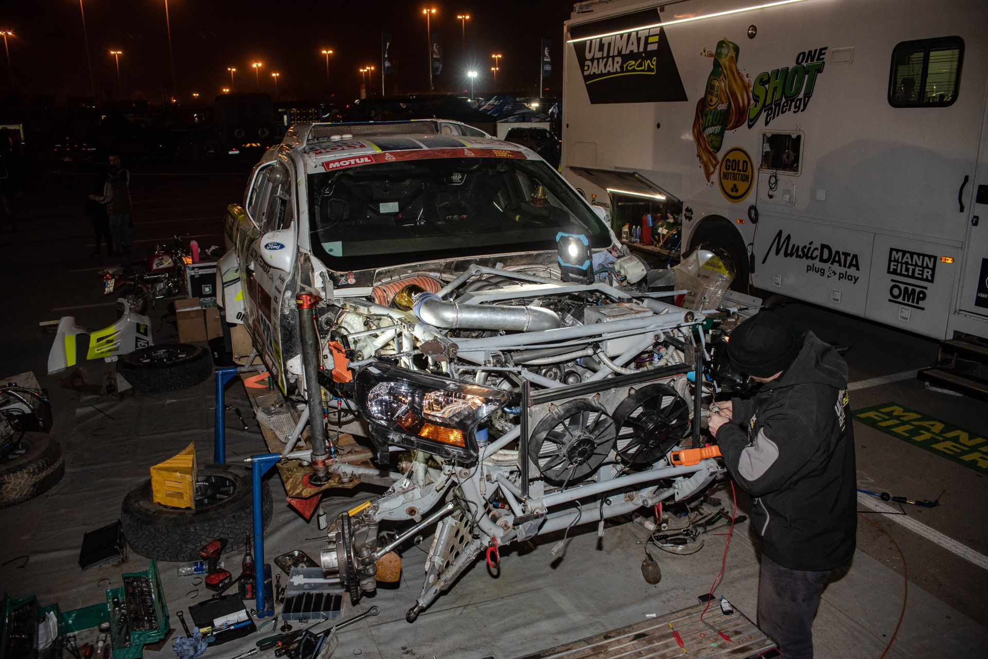 “Rest day” turns into heroic fight for Ultimate Dakar