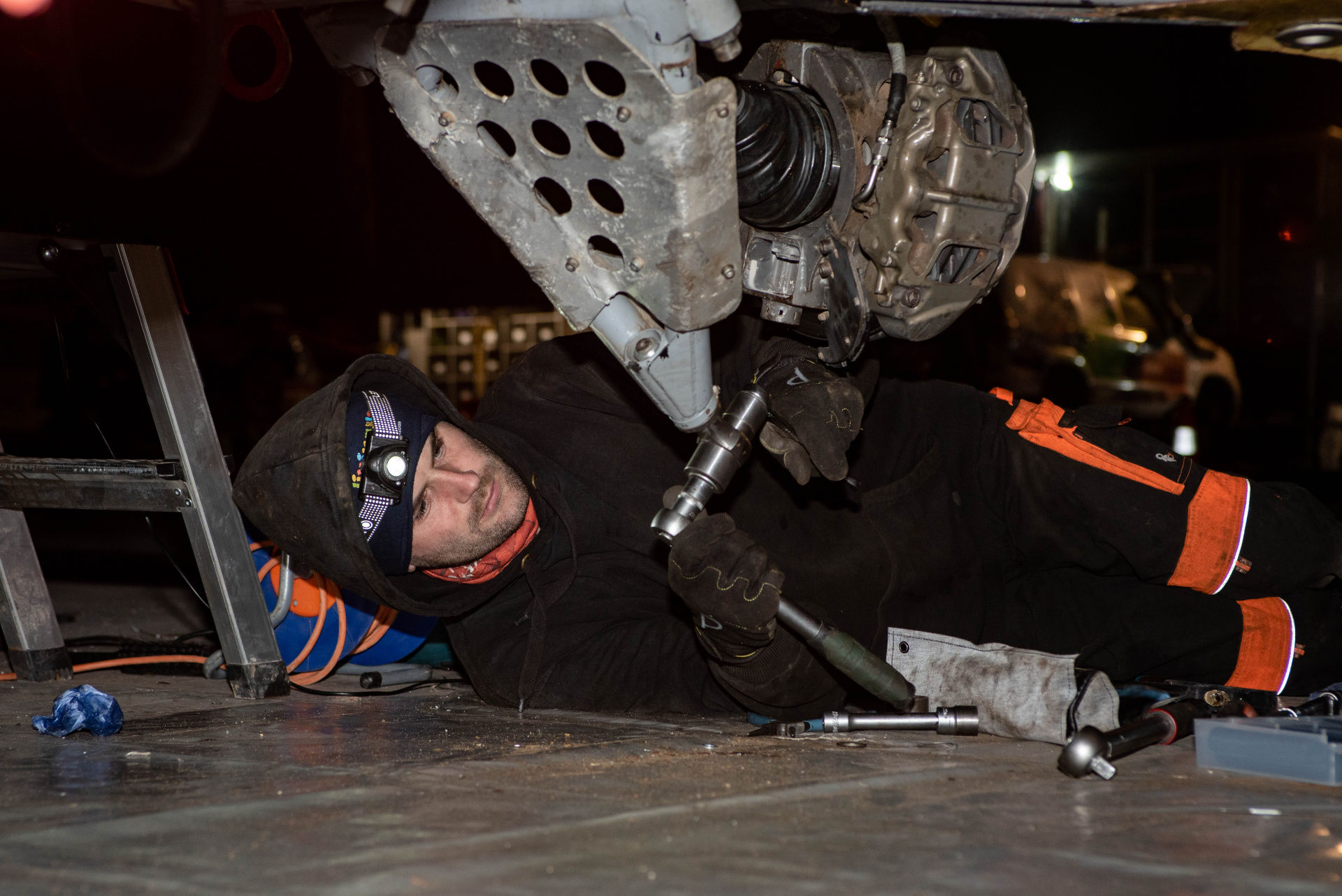 “Rest day” turns into heroic fight for Ultimate Dakar