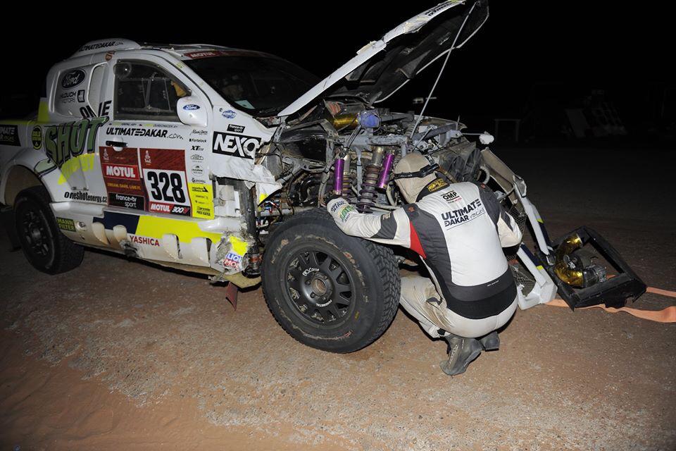 “Rest day” turns into heroic fight for Ultimate Dakar