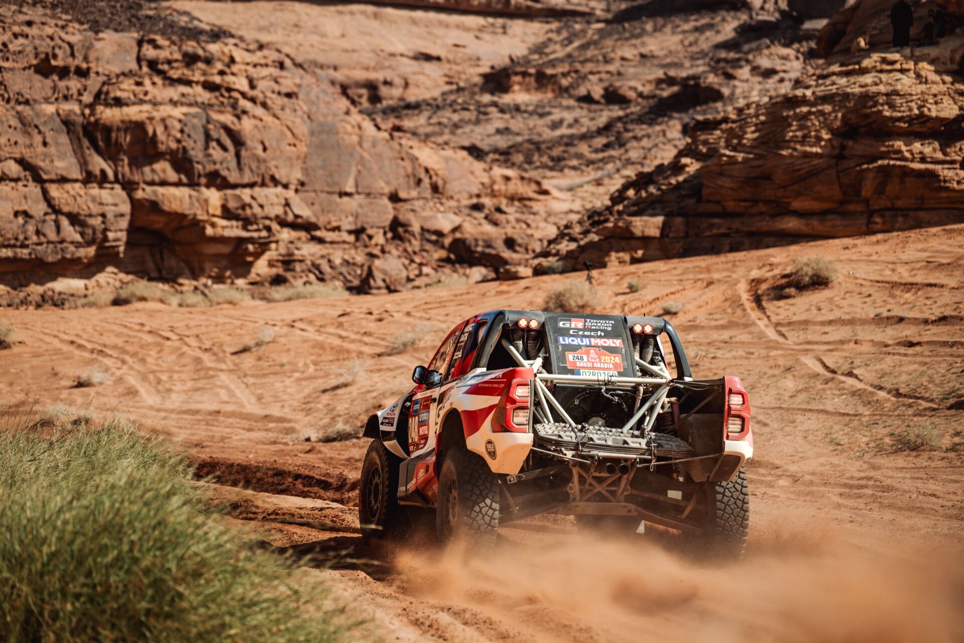 Dakar 2024: “Overtaking championship” for Ourednicek and Kripal on grueling Stage 1